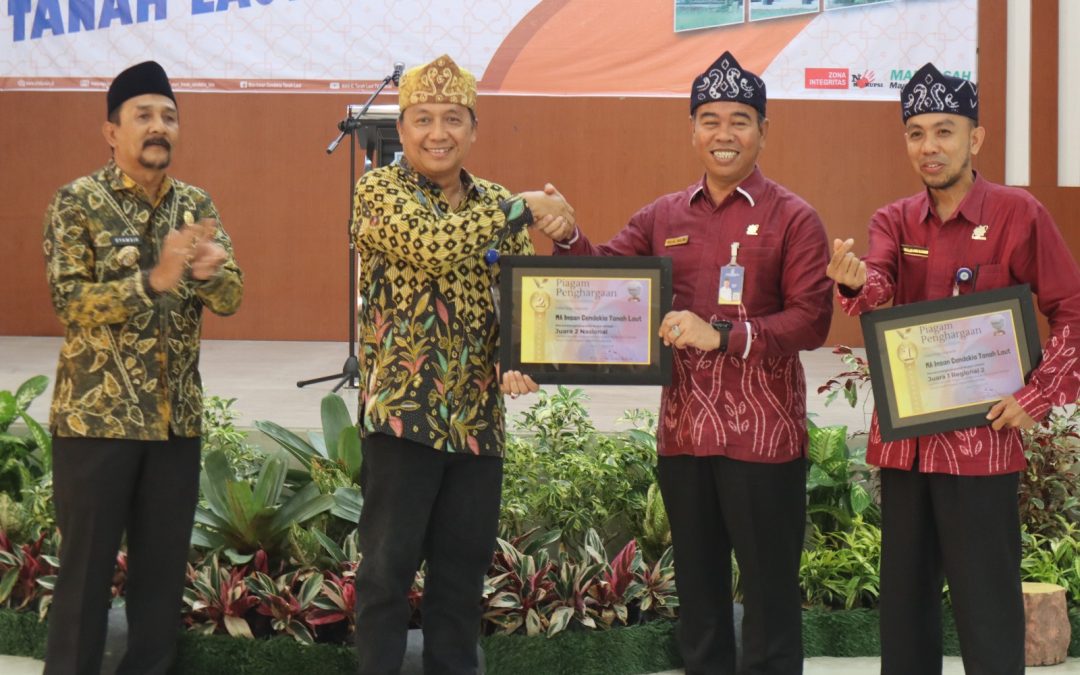 Kunjungi Kalimantan Selatan, Deputi BKKBN Serahkan Penghargaan di Dua Sekolah